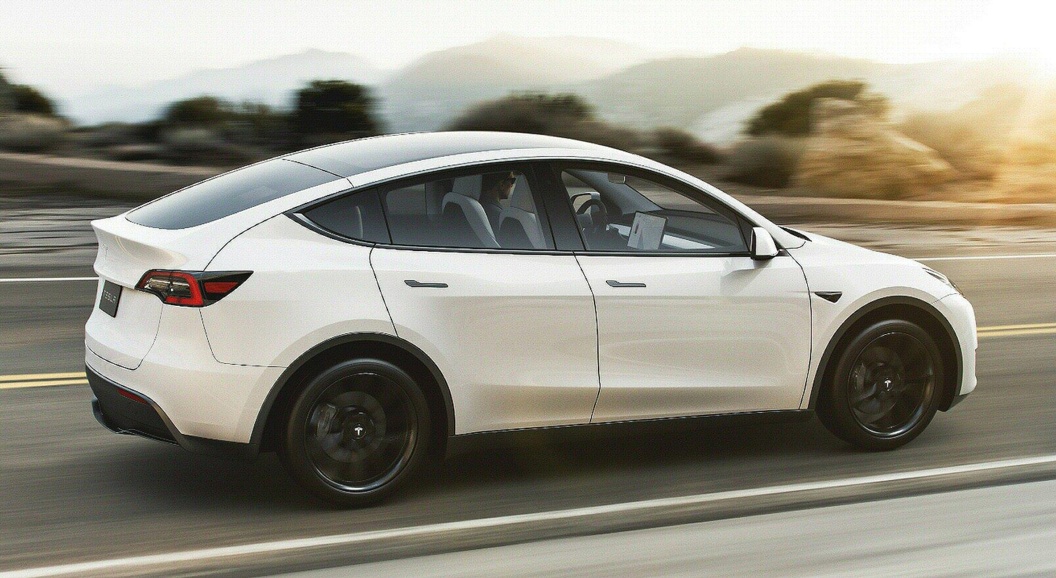 Владелец Tesla Model Y пожаловался на отвалившийся во время движения руль