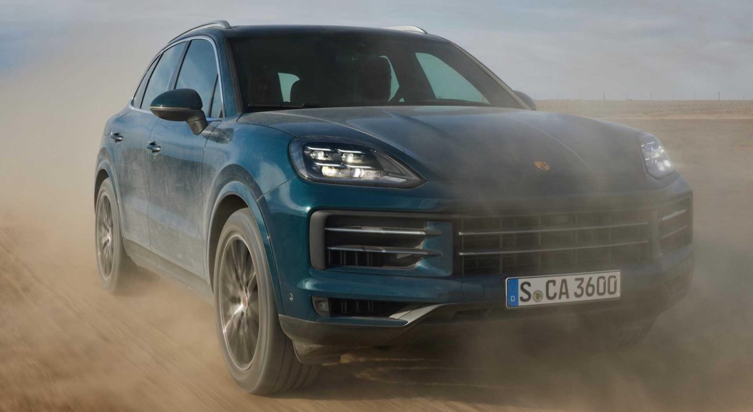 Porsche обновил кроссовер Cayenne: много экранов в салоне и мощный мотор