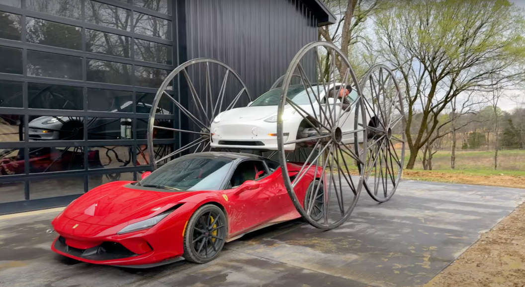 &laquo;Ради науки&raquo;: блогер установил на Tesla огромные колёса и проехал на ней вверх ногами