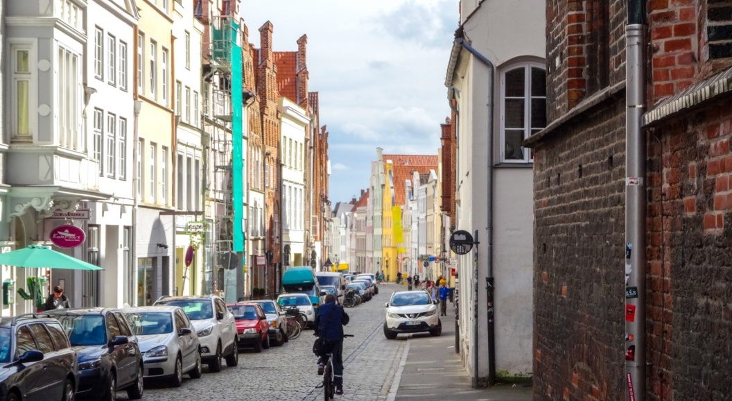 Немецким водителям предложили отказаться от прав в обмен на бесплатный проездной