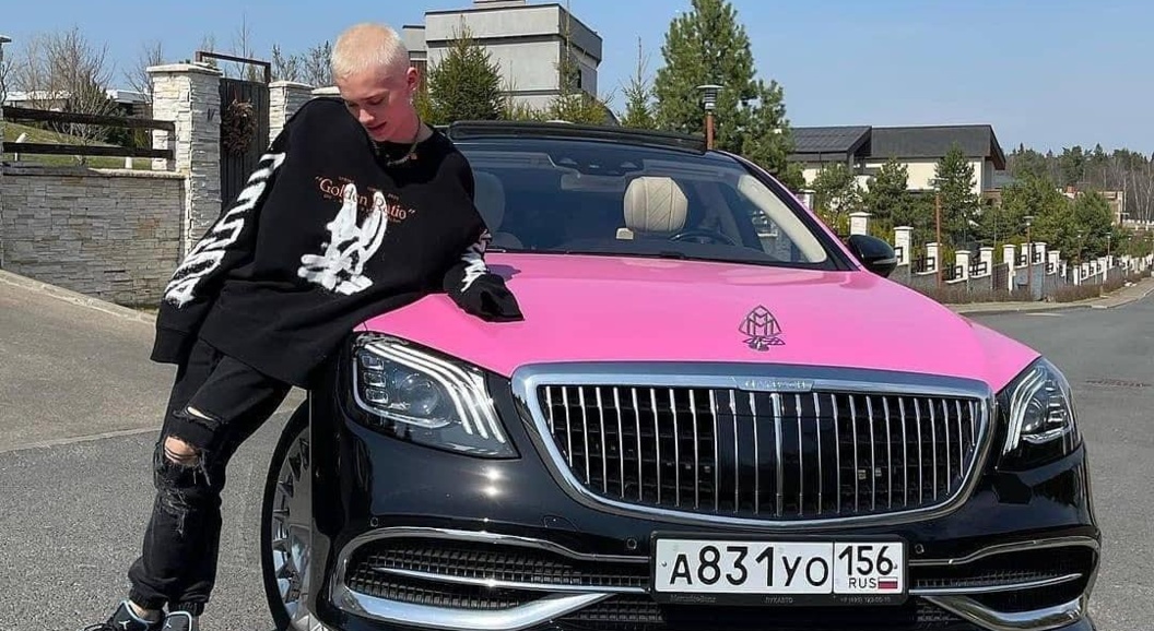 Тиктокер Даня Милохин попал под колёса велосипедиста в Москве