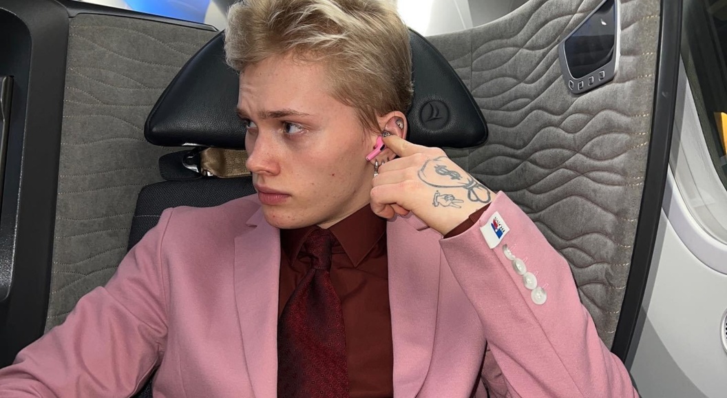 &laquo;Откуда деньги?&raquo; Даня Милохин купил себе новое авто в Дубае