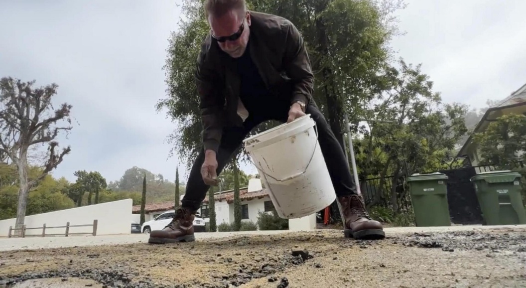 Арнольд Шварценеггер решил стать дорожным рабочим