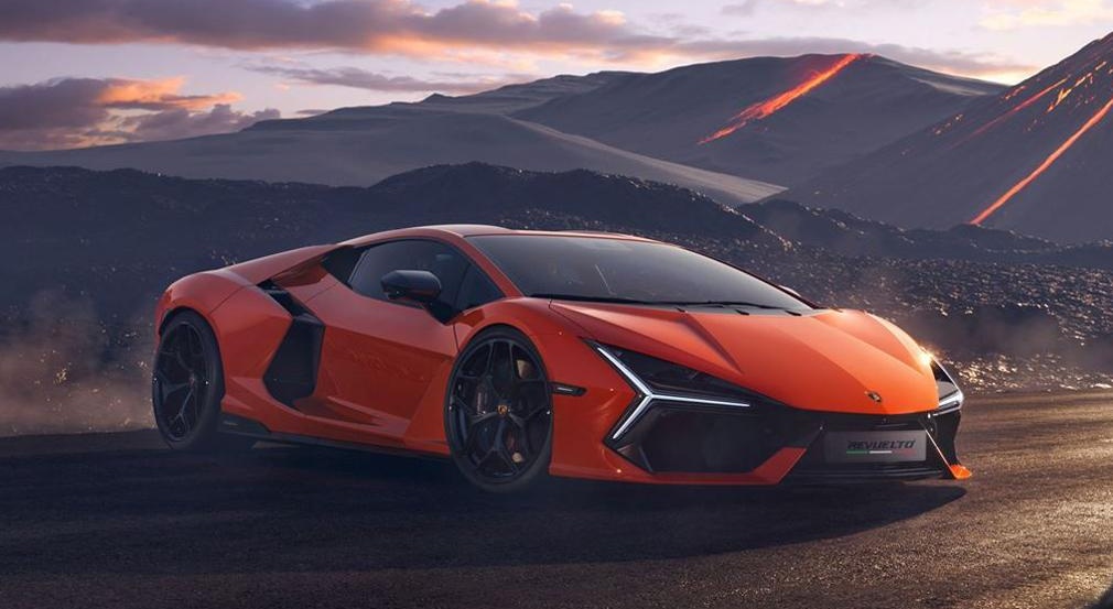 Lamborghini рассказал о преимуществах гибридного Revuelto перед Ferrari SF90