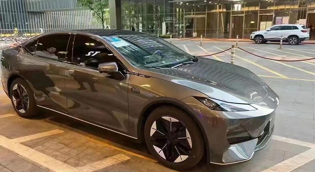 Changan показал свой новый электрический лифтбек C385