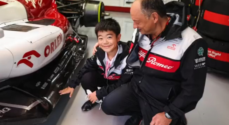 Команда Alfa Romeo F1 Team три года искала юного фаната