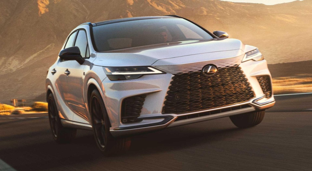 Пятое поколение Lexus RX переехало на новую платформу и получило сразу три гибридных мотора