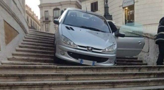 Турист проехался на машине по исторической лестнице 18 века в Риме
