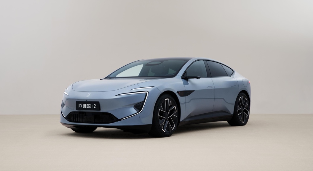 Появились первые фото нового фастбека Changan Avatr 12, созданного вместе с Huawei