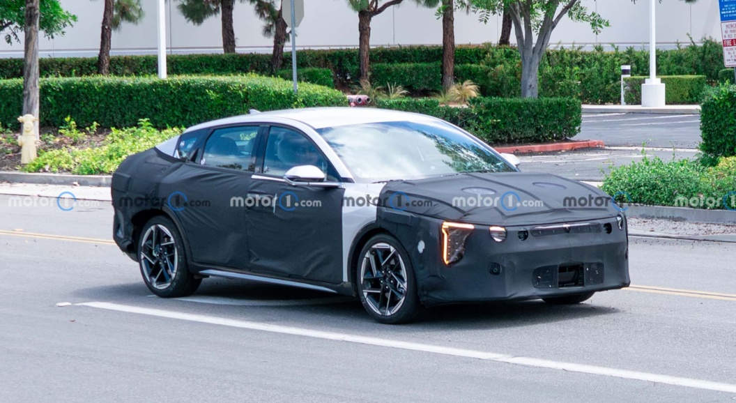 На тестах заметили новую &laquo;таинственную&raquo; модель от Kia