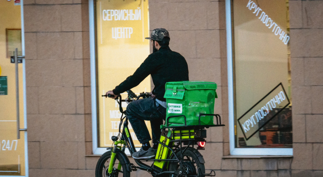 Велосипеды курьеров предлагается оснастить номерными знаками