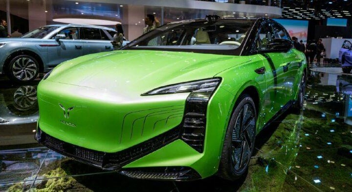 Роскошный электроседан Hongqi E001 получит возможность замены батареи за минуту