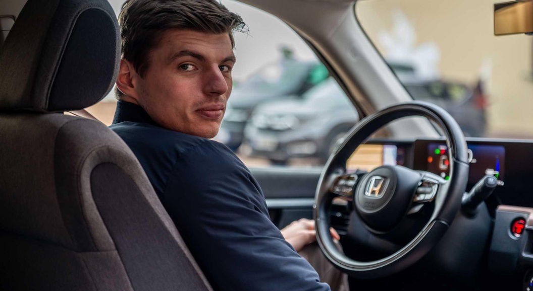 Макс Ферстаппен первым проехал на новой Honda e Limited Edition