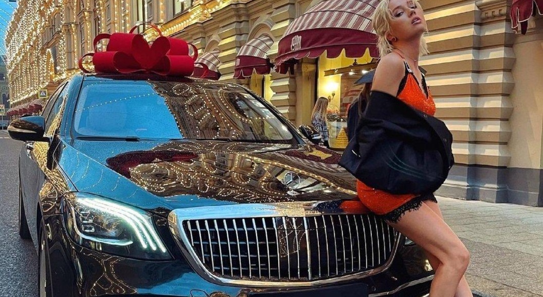 Клава Кока призналась, что фанат нарисовал её на своем авто