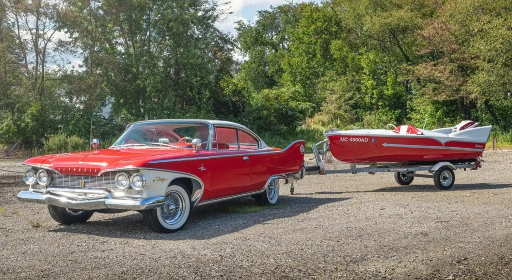 С молотка пустят необычный Plymouth Fury вместе с моторной лодкой