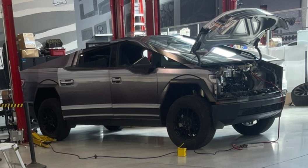 Появилось первое видео очень маленького багажника электропикапа Tesla Cybertruck