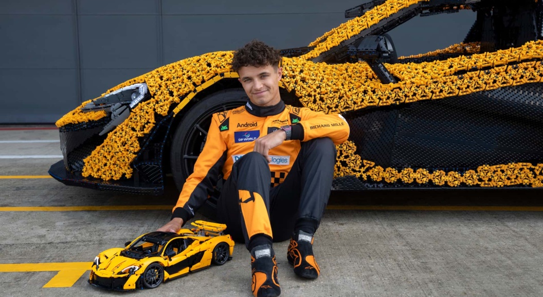 Ландо Норрис проехал на гоночном McLaren из Lego