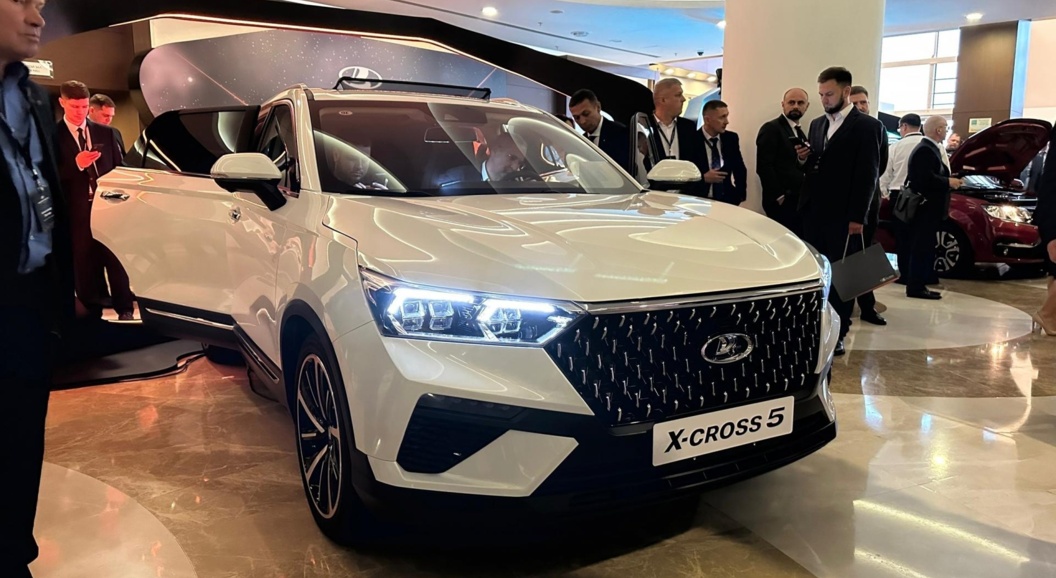 Появились первые фото нового кроссовера Lada X-Cross 5