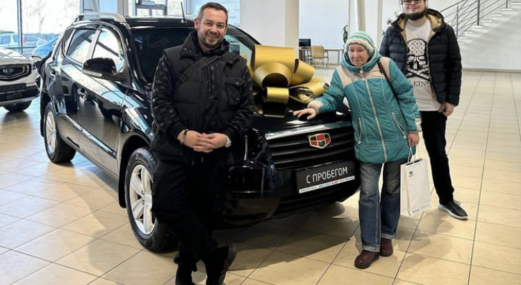 Саня Булкин и Эрик Давидыч подарили пенсионерке новый автомобиль