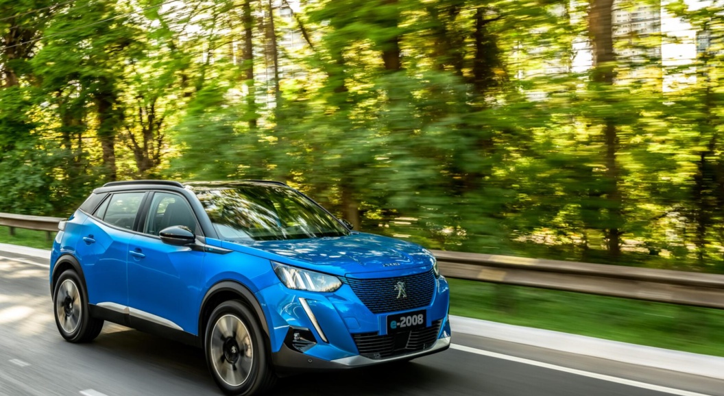 Peugeot показал первое изображение кроссовера 2008 и раскрыл подробности о моторах