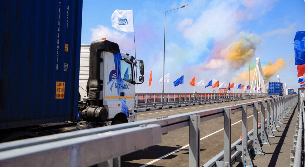 Запущено движение по первому автомобильному мосту между Россией и Китаем