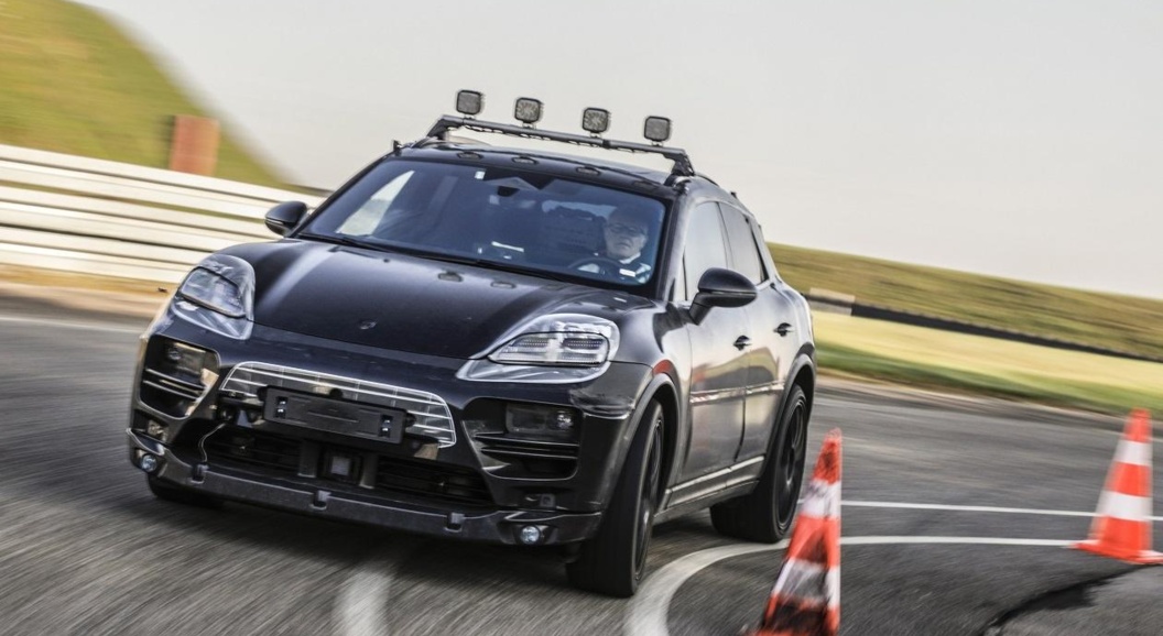 На зимних тестах заметили электрический Porsche Macan EV