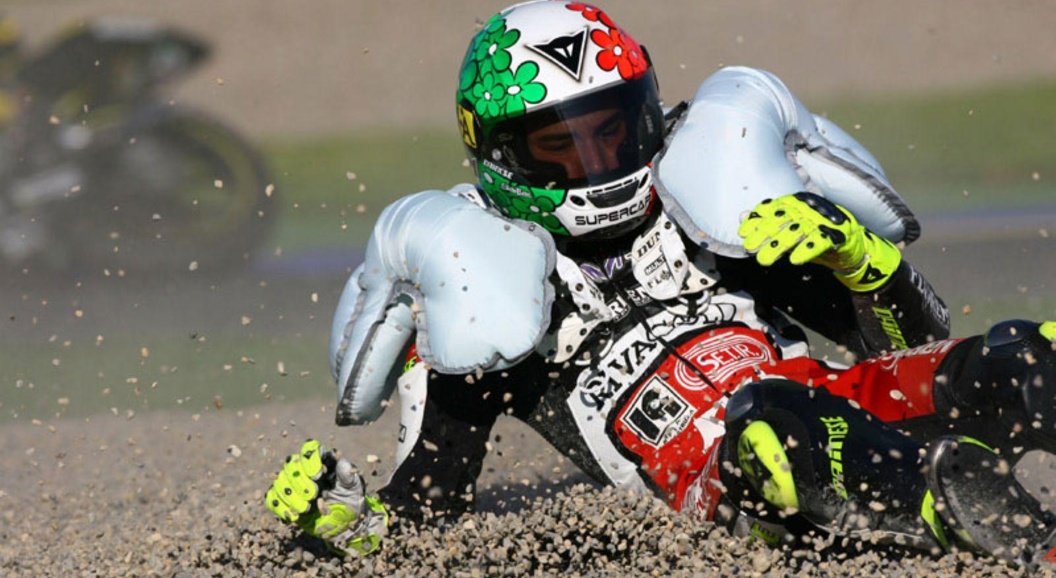 Honda разработала &laquo;обнимающие&raquo; подушки безопасности для двухколёсного транспорта