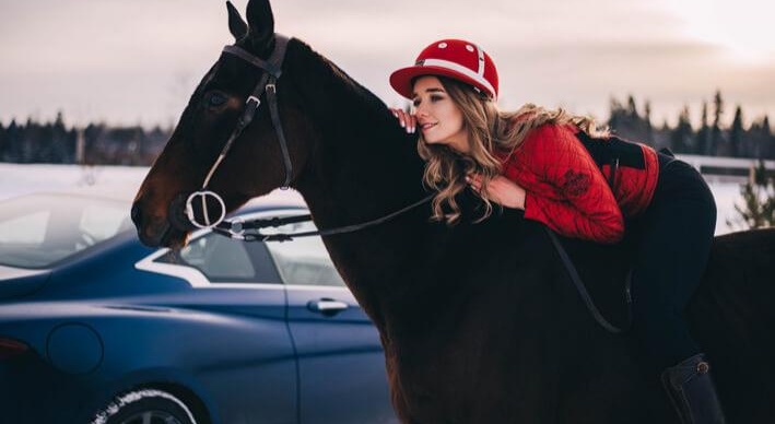 Идеальная съемка Somanyhorses.ru: Алена Чехова, лошади и купе Infiniti Q60