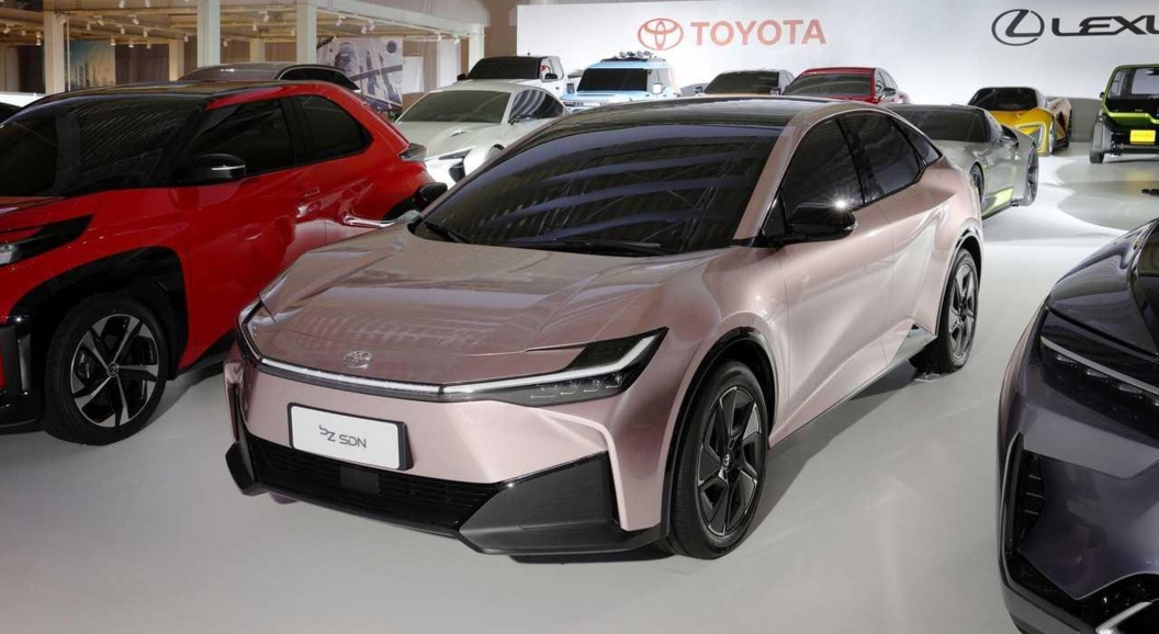 Фотошпионам &laquo;попался&raquo; новый электроседан Toyota bZ SDN