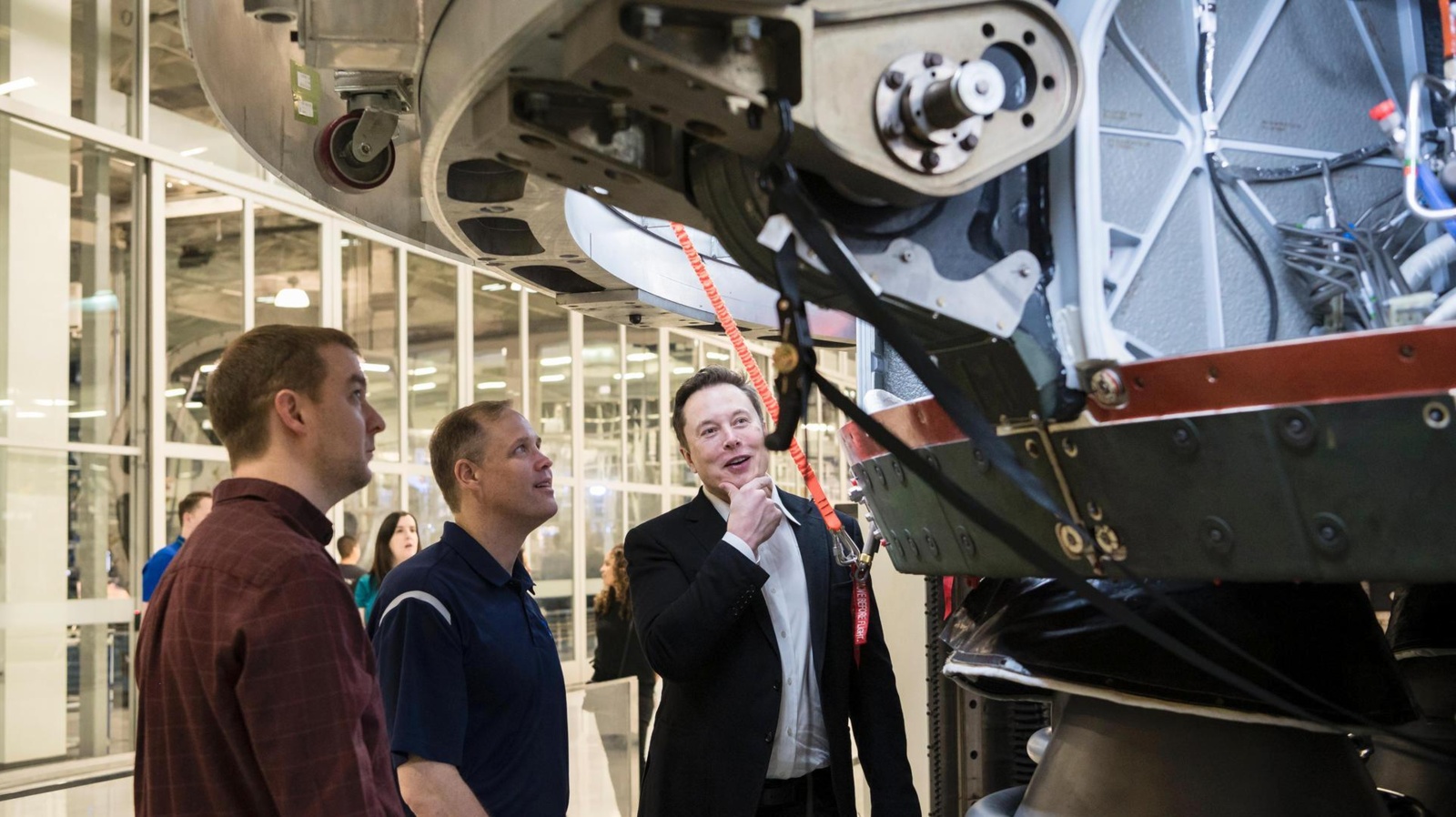 syvenodx_61f3c2522ff3d_elon-musk-zeigt-seine-technik-einigen-nasa-ingenieuren-archivbild-mit-space-x-schaffte-es-der-milliardaer-sogar-die-nasa-auf-sich-aufmerksam-zu-machen.jpg