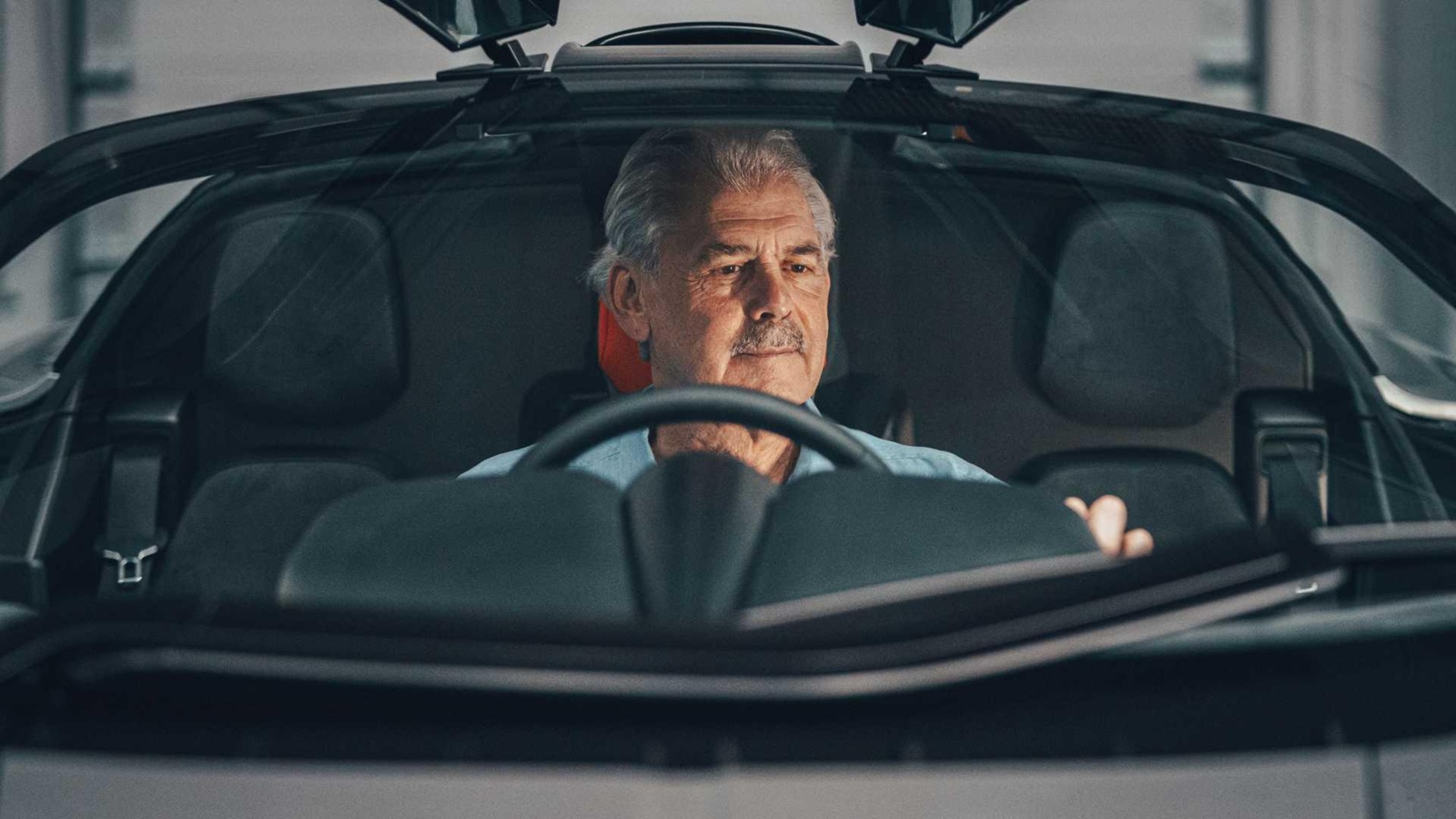glaproef_629e206435df8_gordon-murray-automotive-t-50-gordon-murray-behind-wheel.jpg