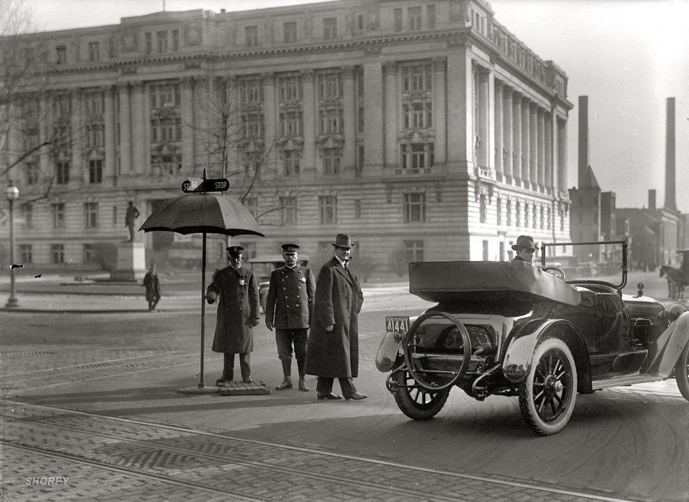 17 апреля 20 года. Америка 30 х годов. Первые автомобили на дорогах. Первые машины на улицах города. Первые автомобили на улицах Москвы.