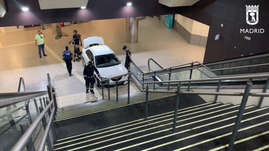 dxatywfi_6307484aac26a_car-thief-tries-to-flee-police-through-a-metro-station-gets-stuck-on-the-stairs_2.jpg