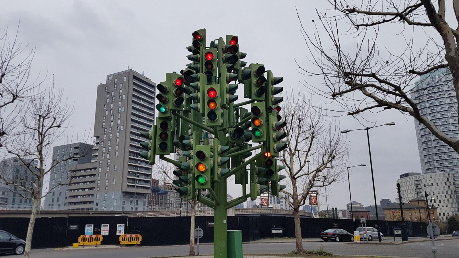 qvgktsme_5e16179198312_london-traffic-light-tree.jpg