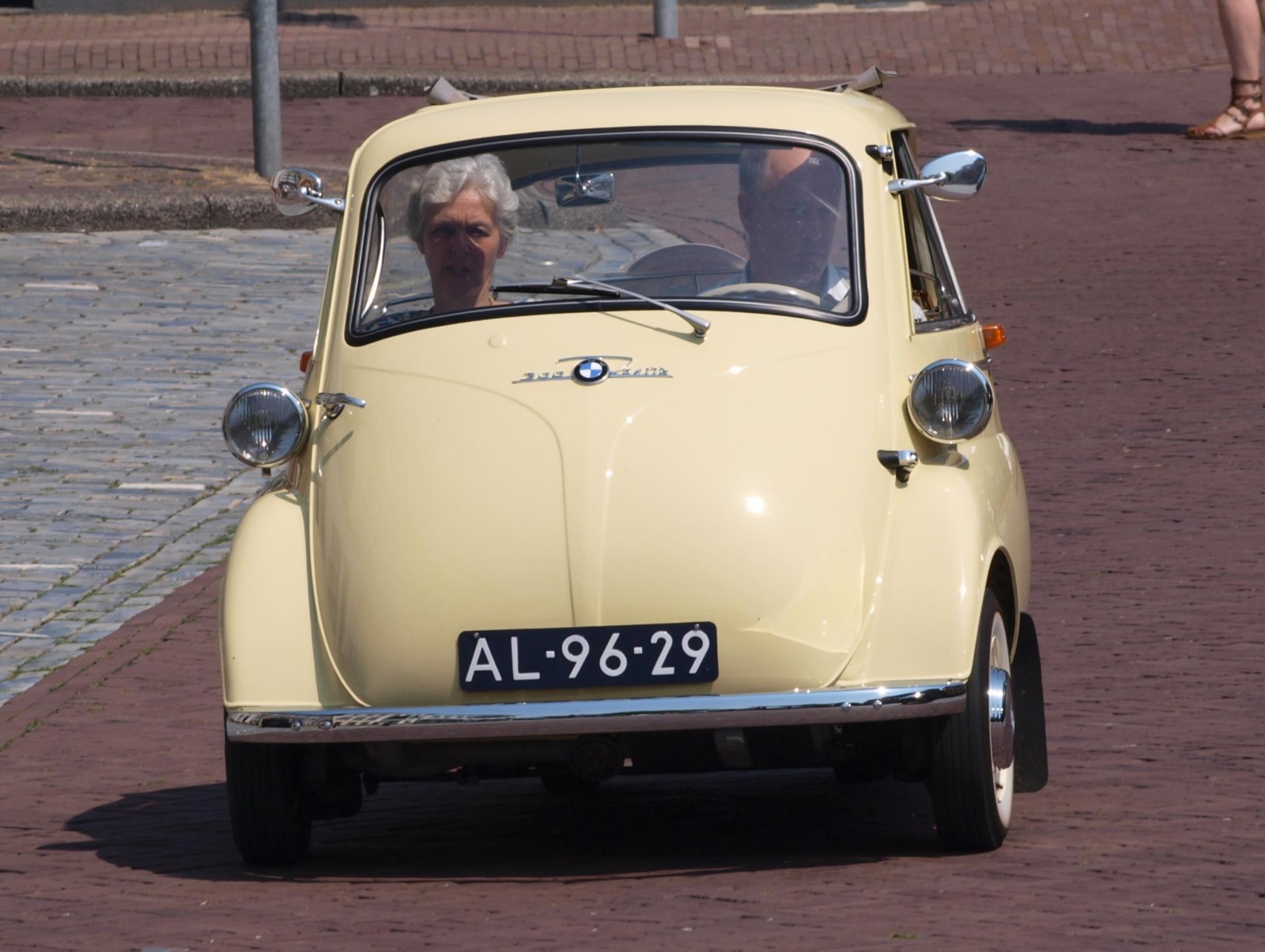 qvzuntfc_5c7526279a7ac_isetta300.JPG