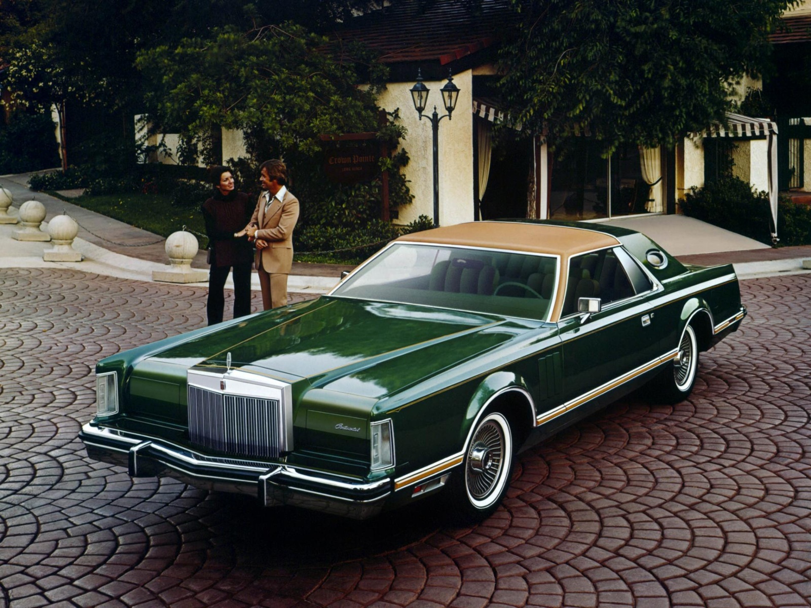 vxwgqmns_5df8b69e6ee56_lincoln-continental-mark-v-i-givenchy.jpg