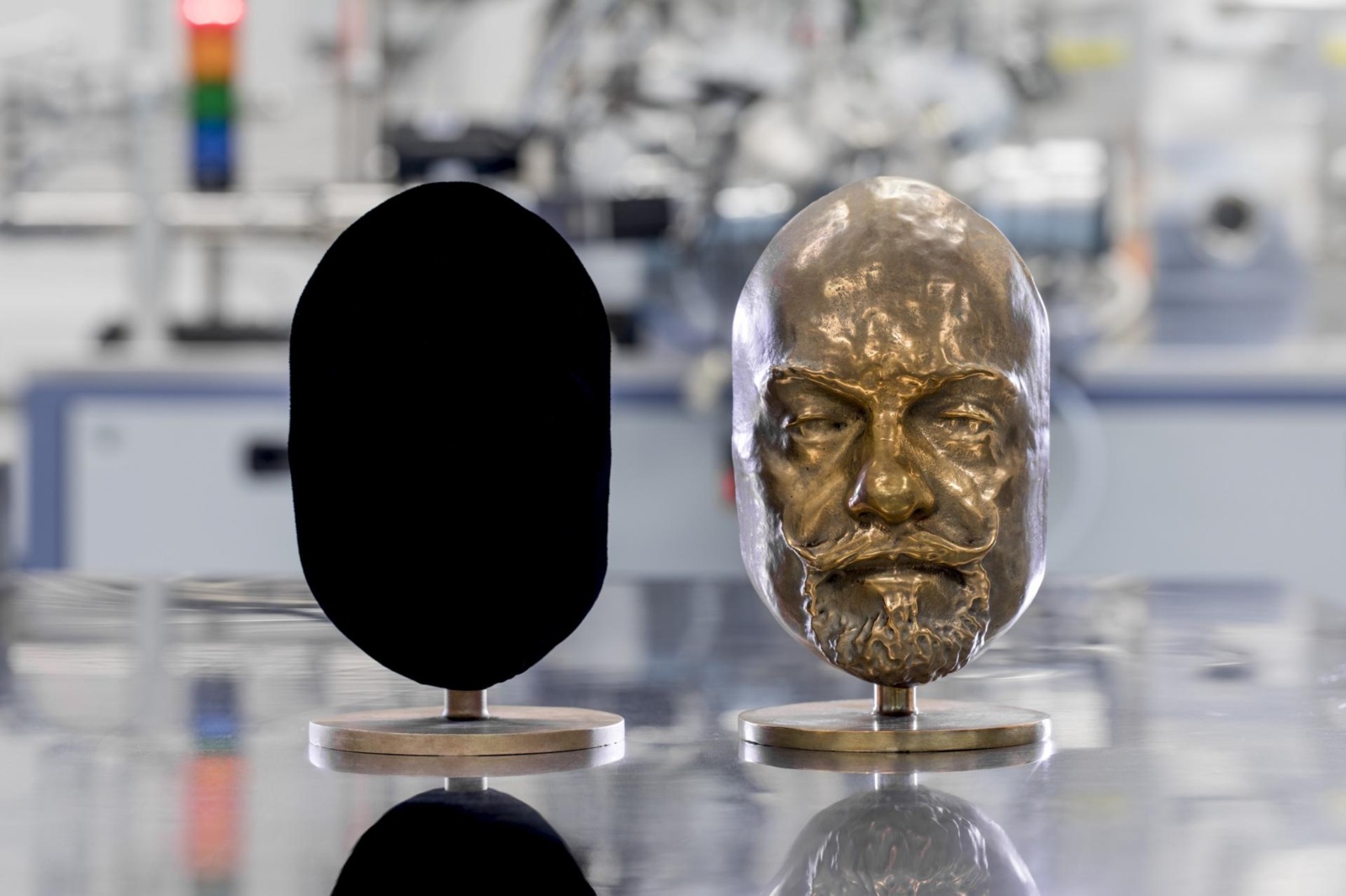 Абсолютно черный. Vantablack краска. Vantablack vbx2. Ванта Блэк 2. Краска ванта Блэк.