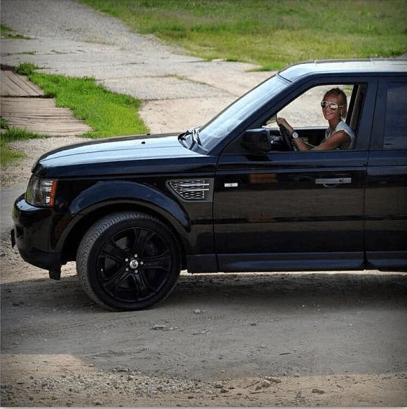 njgvfkpz_5e5c279a4c676_buzova-range-rover.png
