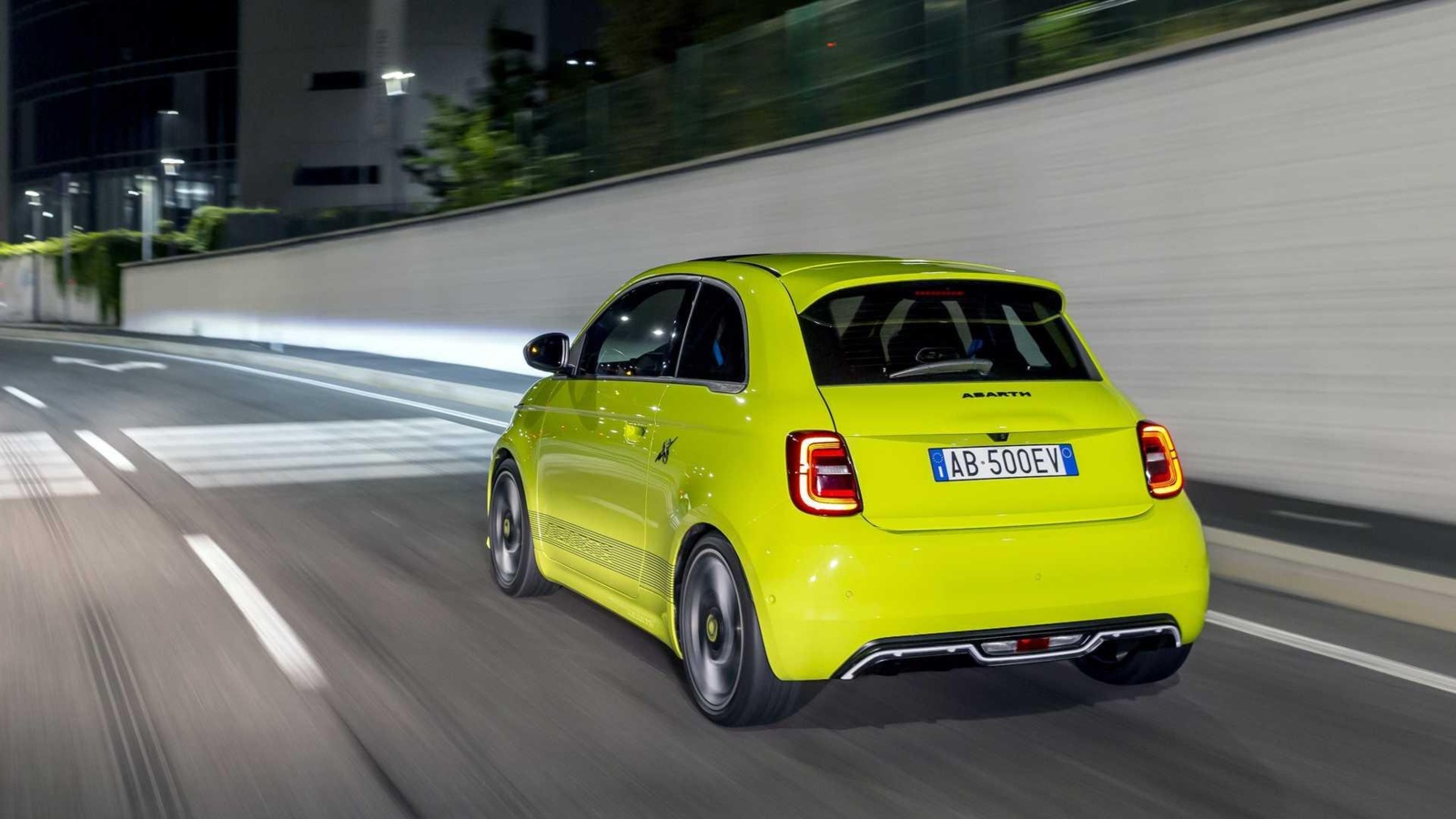 xeqkyptu_637df99927a16_abarth-500e-2.jpg