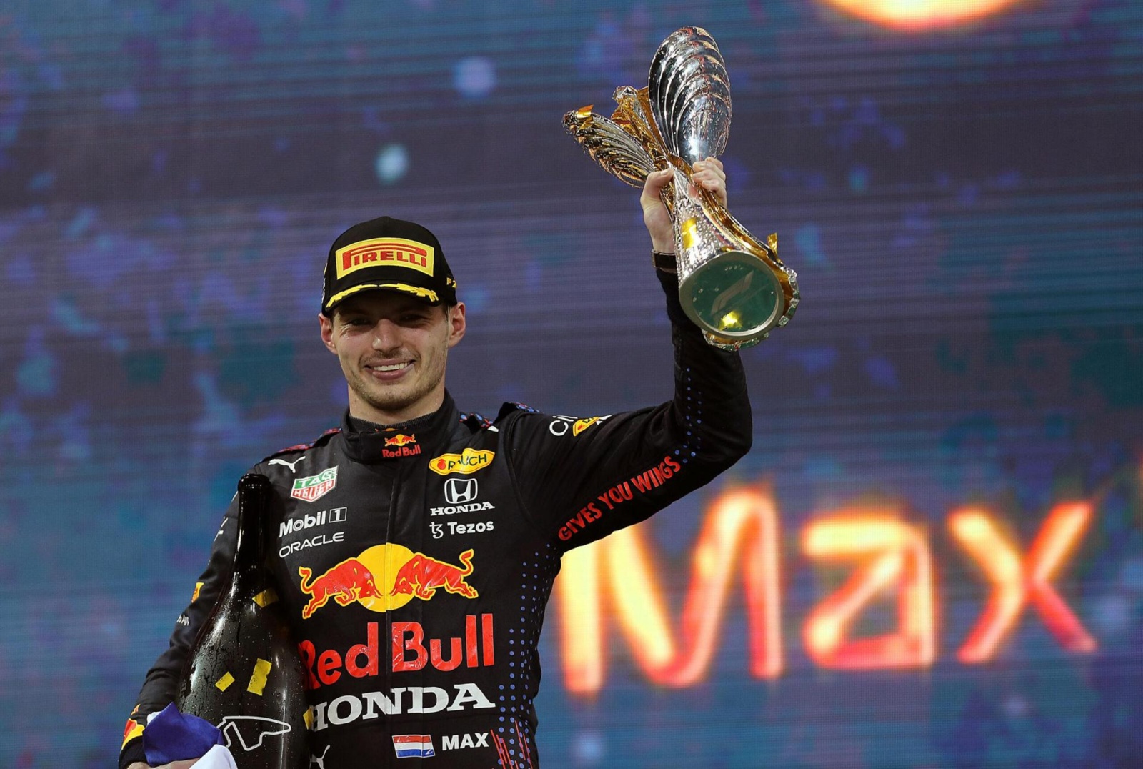 wdbiauge_620e8b6837087_max-verstappen-abu-dhabi-wereldkampioen-beker-1-scaled.jpg