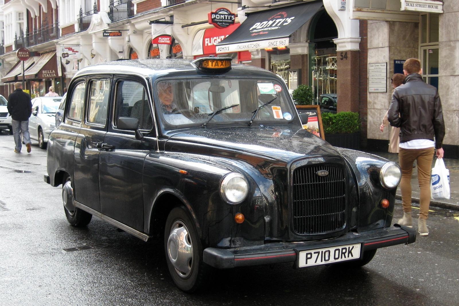 xemsgkub_5dcbc62605dec_1600-classic-cars-london-taxi.jpg