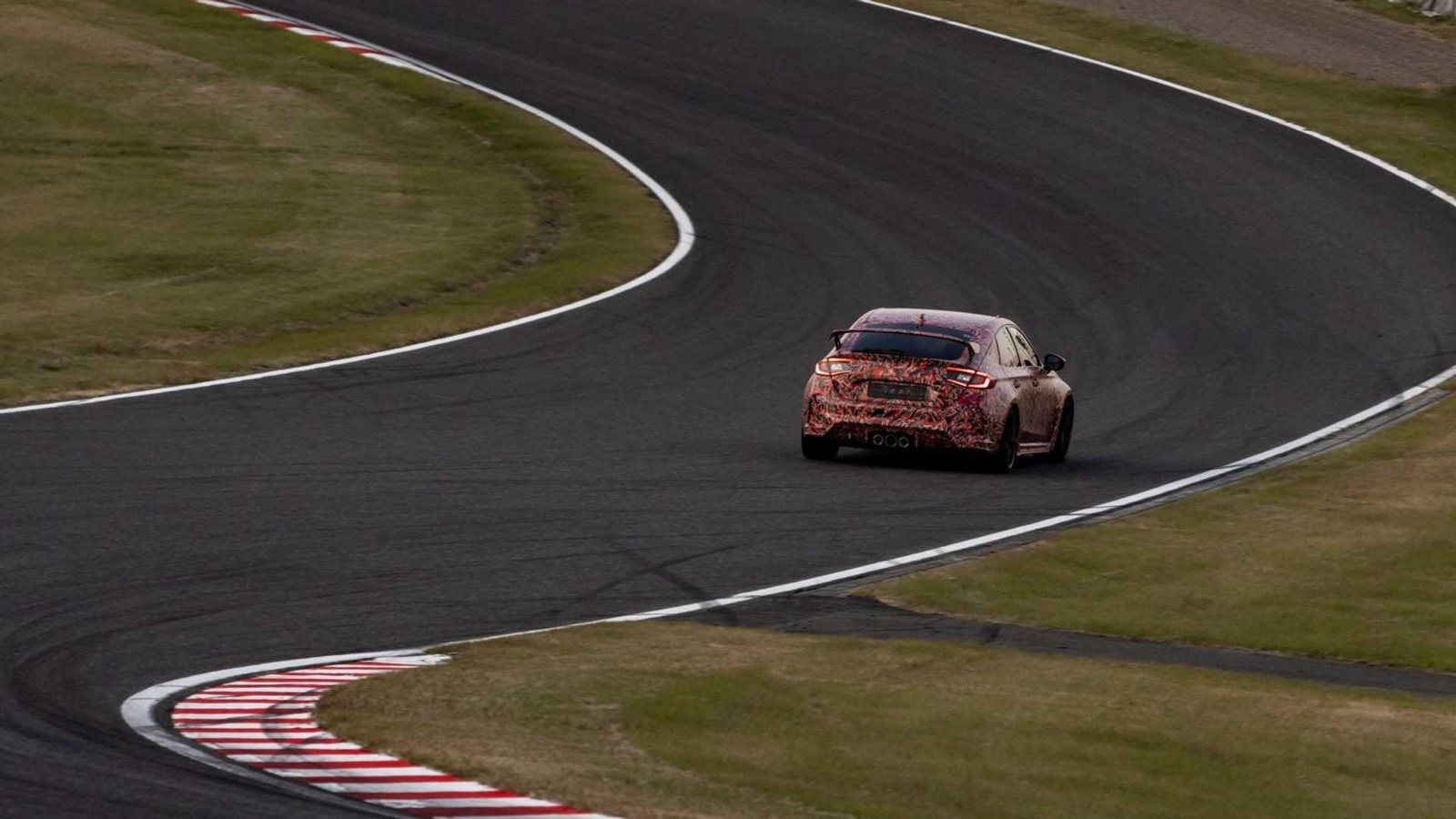 yauczogb_624f3cc5b3bfa_2023-honda-civic-type-r-sets-fwd-lap-record-at-suzuka-3.jpg