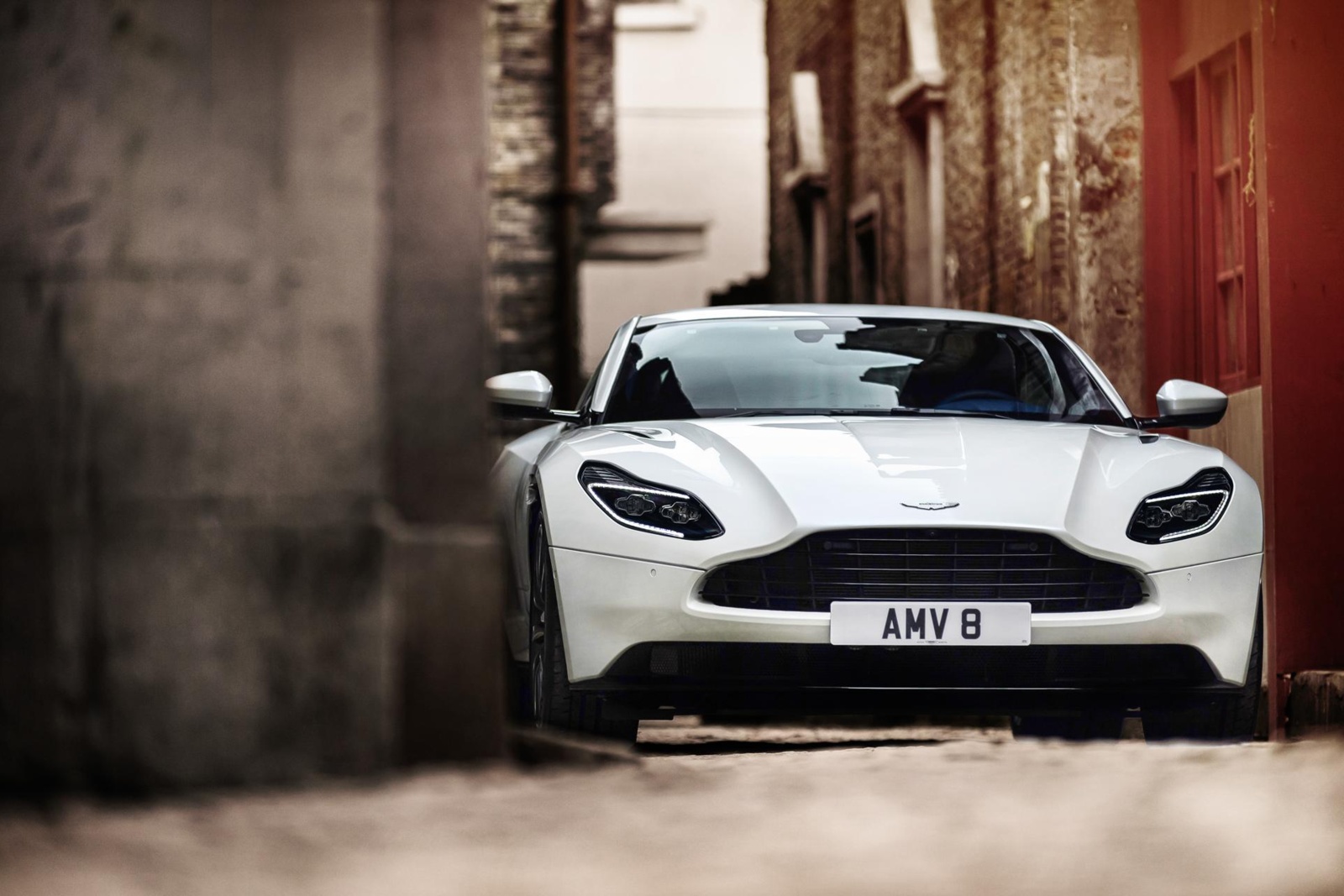 pfbtdwgx_5f2e4f2283af9_aston-martin-db11.jpg