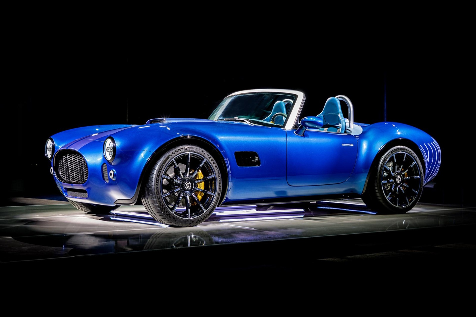 dkixzhvw_6461ee390a286_ac-cobra-gt-roadster-on-stage-unveil.jpg