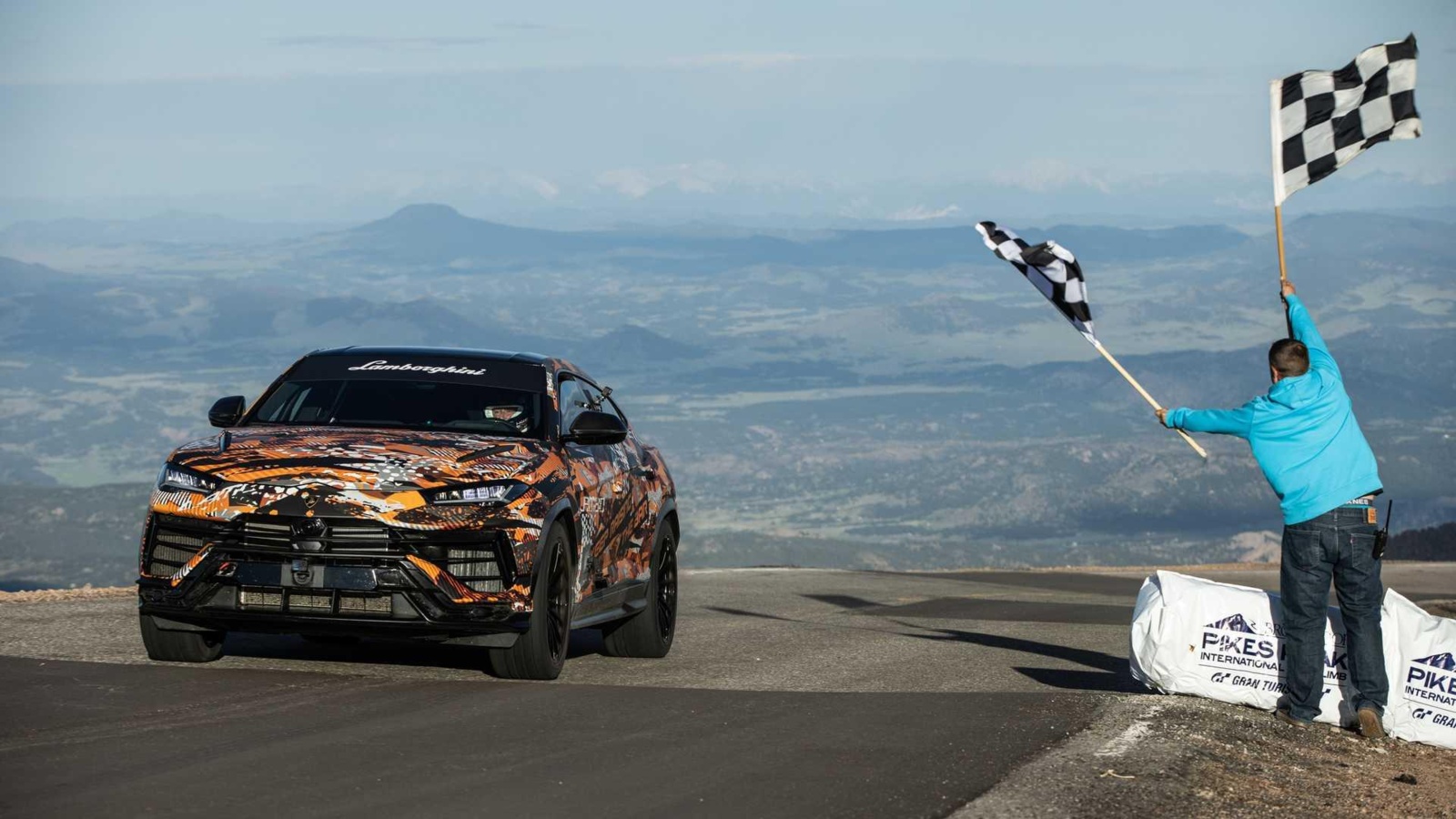 iygsfljz_62f4d9c92133d_lamborghini-urus-sets-pikes-peak-international-hill-climb-class-record-3.jpg
