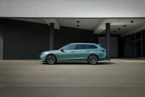 DB2023AU00882_retina_2000