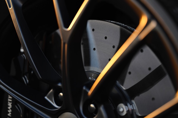 Aston Martin Vantage_30 — крупный размер