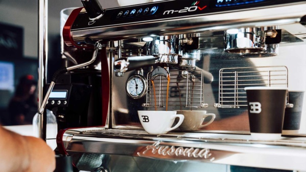 gzoxbkvq_62cfe2ab7e889_koffie-bugatti-dealer-londen-2.jpg