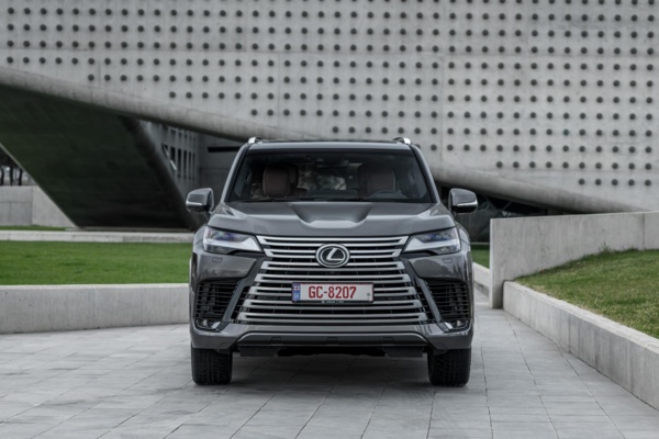 omavgqtc_61f0fd628cbe5_7lexuslx.jpg