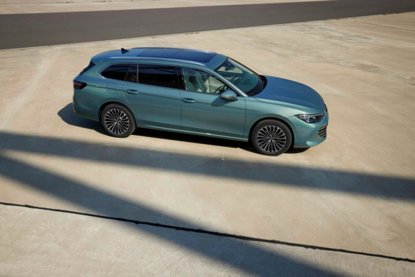 DB2023AU00885_retina_2000